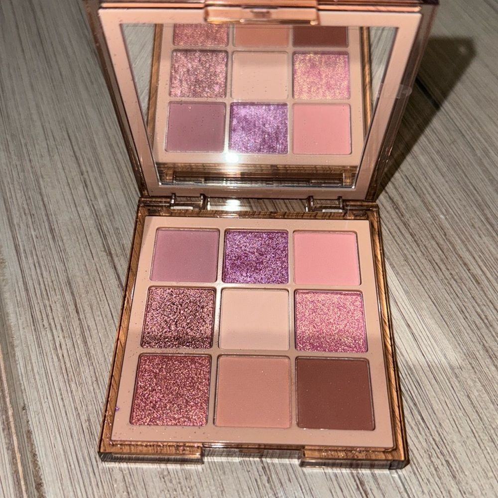 Huda beauty Nude light obsessions eyeshadow palette